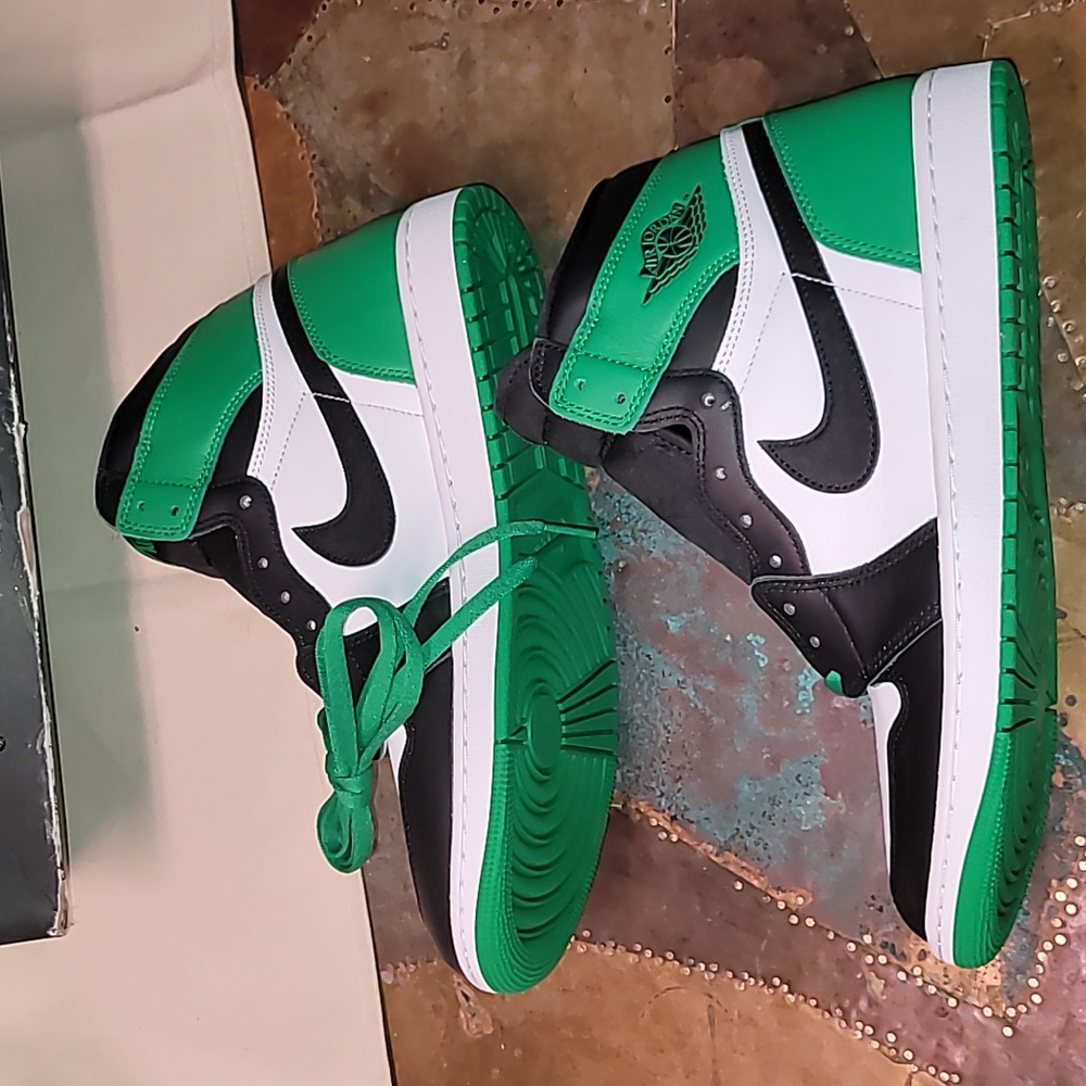 Nike Jordan One high Retro Lucky Green. Worn once.   Men's size 13 - Picture 16 of 16